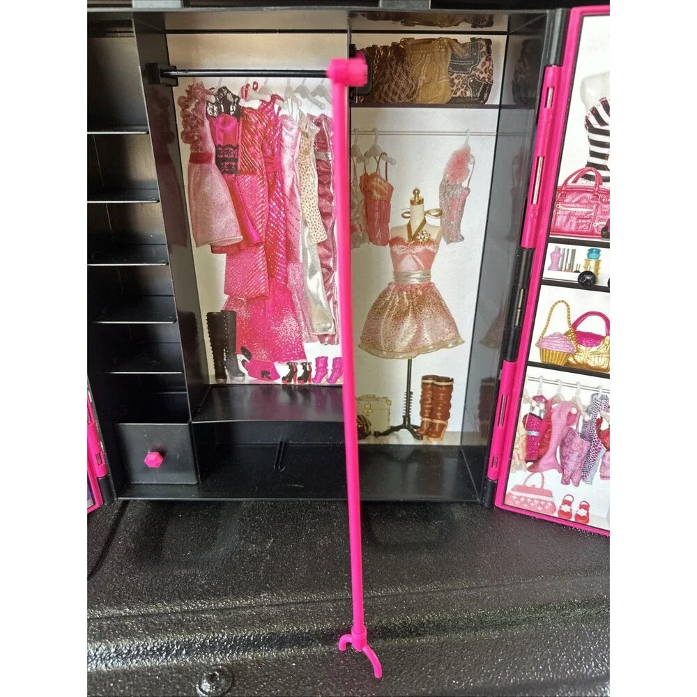 Mattel Barbie Fashionista Ultimate Wardrobe Carrying Closet Case 2011 Pink X5357